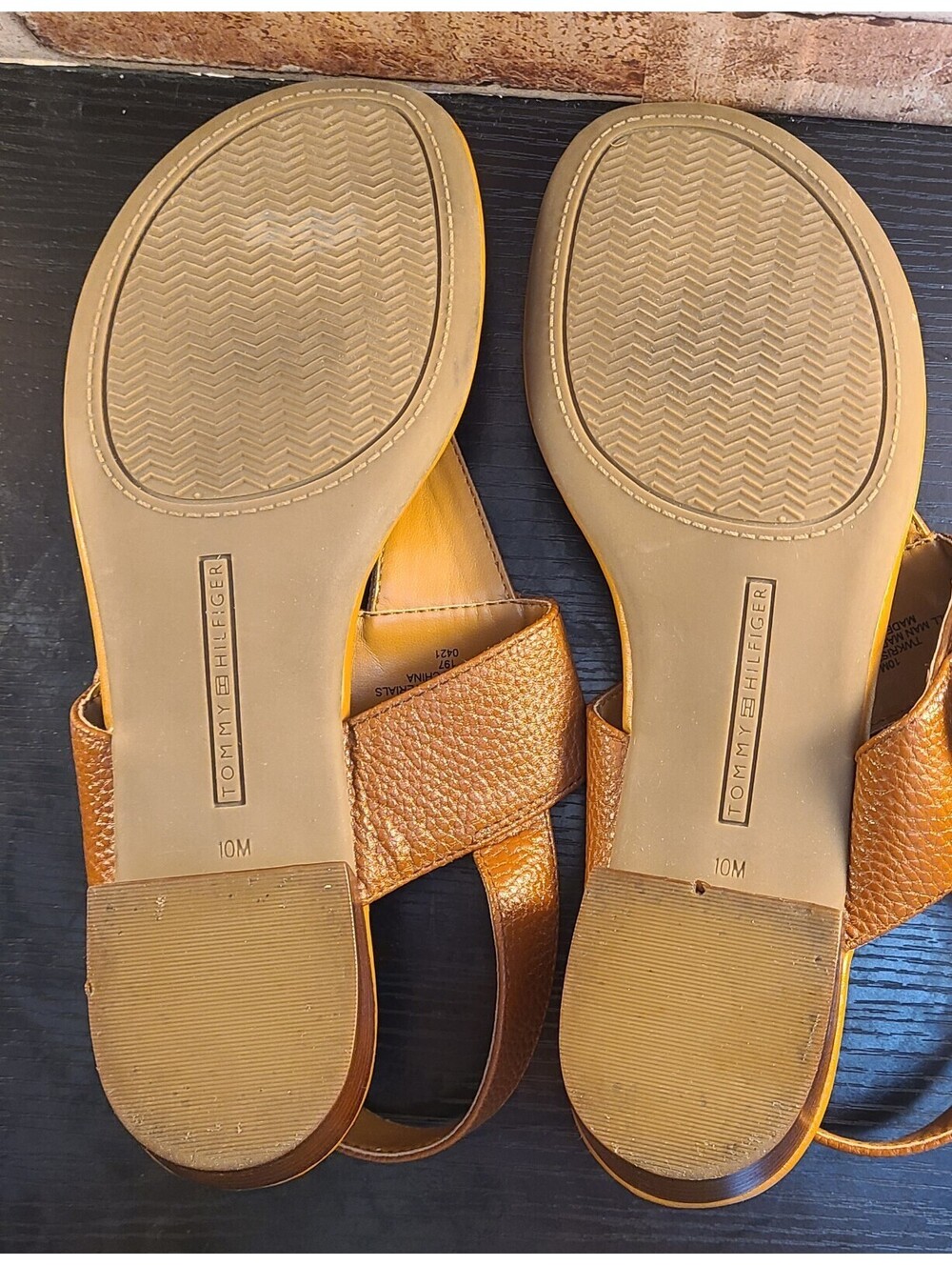 Tommy Hilfiger T-Strap Thong Sandals Womens Size 10 Brown Tan Side Buckle Summer - Picture 6 of 9